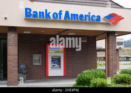 Issaquah, WA, USA - September 06, 2021; Bank of America bank branch with ATM cash machine and bank name and logo in Issaquah Washington Stock Photo