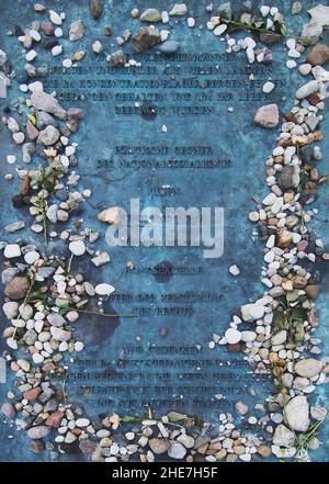 Gedenkstätte Bergen-Belsen, Gedenktafel am Obelisk mit Inschriftwand, Landkreis Celle, Niedersachsen, Deutschland, Europa | Bergen-Belsen Memorial, me Stock Photo