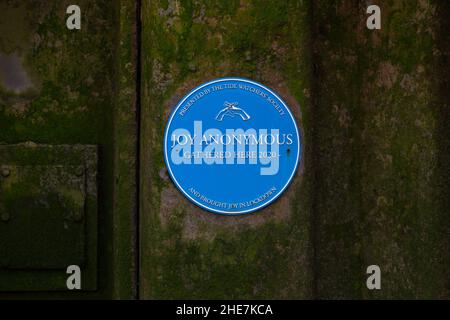 Joy anonymous gathered here 2020 blue plaque found on thames shoreline, london, uk Stock Photo