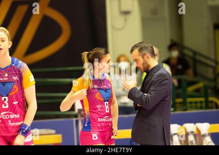 coach MARCO GASPARI and ALESSIA ORRO (Vero Volley Monza) during Vero Volley Monza vs Unet E-Work Busto Arsizio, Volleyball Italian Serie A1 Women match in Monza (MB), Italy, January 09 2022 Stock Photo