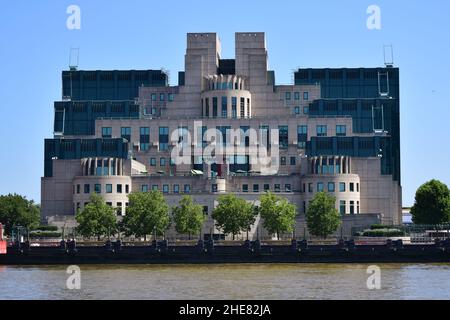 SIS headquarters of British Secret Intelligence Service in London Stock Photo