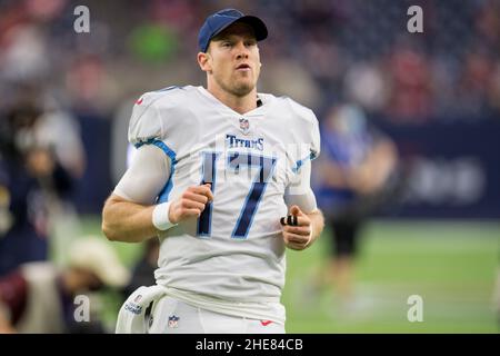 Houston, TX, USA. 9th Jan, 2022. Tennessee Titans wide receiver Julio Jones  (2) makes a touchdown catch while being defended by Houston Texans free  safety Terrence Brooks (8) during the 4th quarter