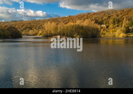 Evening sun going down over Bodenham Lake Herefordshire England UK. November 2021. Stock Photo
