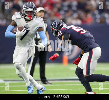 Syndication: The Tennessean Tennessee Titans running back D onta Foreman  (7) evades Houston Texans