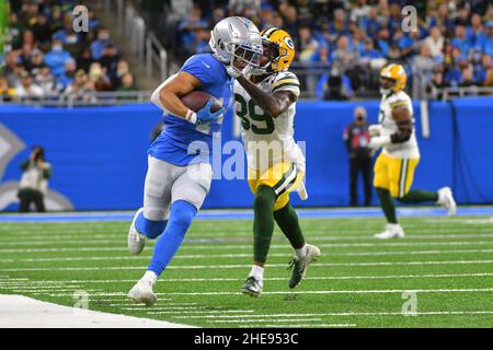 Detroit, USA. . 09th Jan, 2022. DETROIT, MI - JANUARY 9: Green Bay Packers cornerback (39) Chandon Sullivan gets stiff-armed by Detroit Lions wide receiver (14) Amon-Ra St. Brown during NFL game between Green Bay Packers and Detroit Lions on January 9, 2022 at Ford Field in Detroit, MI (Photo by Allan Dranberg/CSM) Credit: Cal Sport Media/Alamy Live News Stock Photo