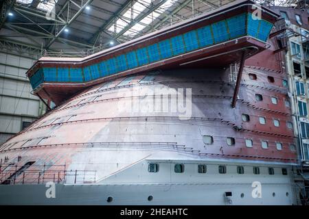 Wismar, Germany. 07th Jan, 2022. The future bridge of the cruise ship 'Global Dream' under construction in the shipbuilding hall of MV Werften. The continued existence of MV Werften is acutely endangered, and employees' wages could not be paid as scheduled. The federal government, the state and the shipyard owner Genting Hong Kong have so far been unable to agree on a new rescue package. Credit: Jens Büttner/dpa-Zentralbild/ZB/dpa/Alamy Live News Stock Photo