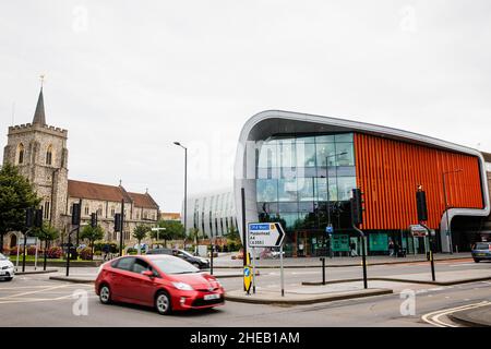 Slough, UK. 10th July, 2021. Vehicles pass in front of St Ethelbert's church and the Curve building. The Curve, Slough's £22m library and cultural cen Stock Photo