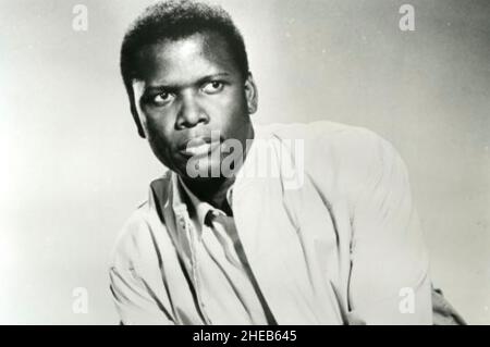 SIDNEY POITIER (1927-2022) American film while  actor in 1964 while filming The Defiant Ones Stock Photo