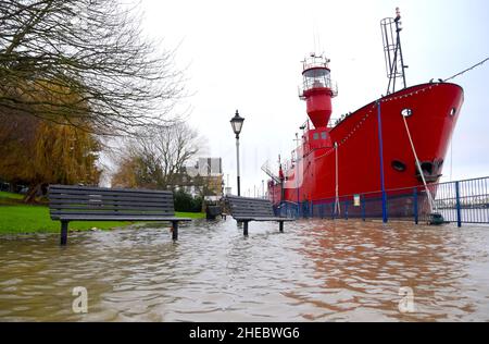 04/01/2022 Gravesend UK. A flood warning was in place today and the Thames Barrier at Woolwich was closed to protect London. In combination of severe Stock Photo