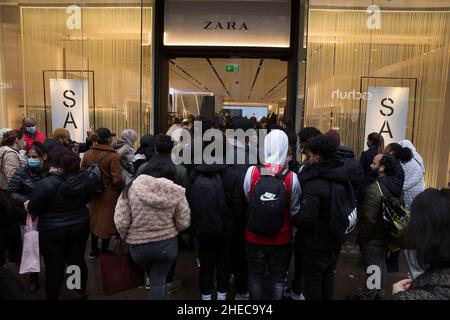 People enter a Zara store on Boxing Day in central London, Saturday, 26 December 2021, as shoppers gather on Oxford Street. Stock Photo