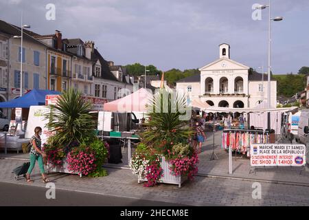 France, Pyrenees Atlantiques, Bearn, Nay, the Place de la R?publique where the market is held Stock Photo