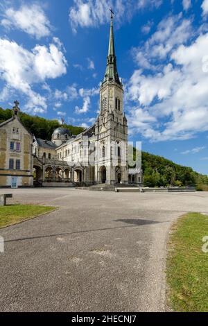 France, Vosges, Domremy la Pucelle, birthplace of Joan of Arc, Bois Chenu Basilica (built between 1881 and 1926) also named Saint Joan of Arc from Domremy la Pucelle Basilica by architects Paul Sedille, Emile and Rene Demay in neo roman style Stock Photo