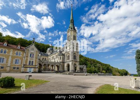 France, Vosges, Domremy la Pucelle, birthplace of Joan of Arc, Bois Chenu Basilica (built between 1881 and 1926) also named Saint Joan of Arc from Domremy la Pucelle Basilica by architects Paul Sedille, Emile and Rene Demay in neo roman style Stock Photo