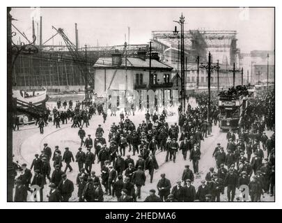 RMS Titanic under construction. Workers at shipyard at end of working day, ‘knocking off time’ from Harland & Wolff, Belfast. RMS Titanic is in background being constructed, being built by the crowds of ship workers. Belfast UK Date 1910 Stock Photo