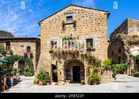 Civita di Bagnoregio, Lazio, Aug. 2020 – Typical colorful alley of Civita di Bagnoregio Stock Photo