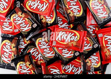 Kit kat dark chocolate hi-res stock photography and images - Alamy