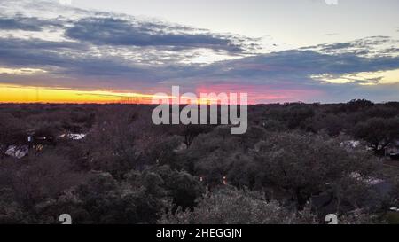 Austin, Texas, USA. 10 January, 2022. Sunset in Austin, Texas. The weather in Austin has finally stabilised. After an abnormally hot December, January has proved to have typical weather 60F temperatures. The sunsets are still rosie and burnt orange. Credit: Sidney Bruere/Alamy Live News Stock Photo