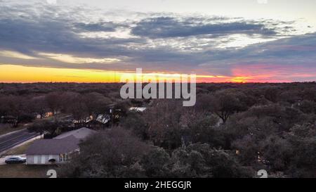 Austin, Texas, USA. 10 January, 2022. Sunset in Austin, Texas. The weather in Austin has finally stabilised. After an abnormally hot December, January has proved to have typical weather 60F temperatures. The sunsets are still rosie and burnt orange. Credit: Sidney Bruere/Alamy Live News Stock Photo