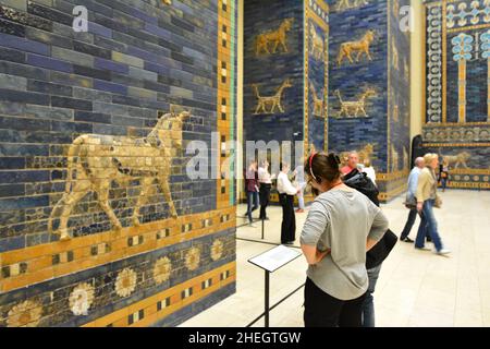 GERMANY. BERLIN. MUSEUM ISLAND. THE PERGAMON MUSEUM WITH THE ISTHAR GATE FROM THE BABYLONE UNDER NABUCHODONOSOR (550 B J-C). Stock Photo