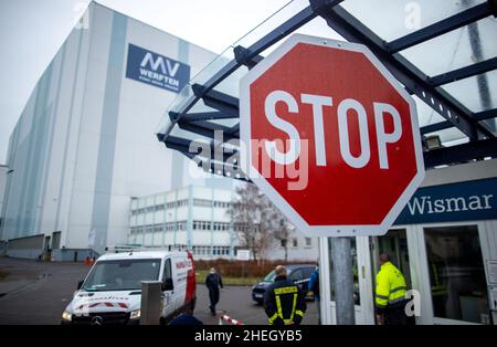 Wismar, Germany. 07th Jan, 2022. A stop sign hangs on the access road to the MV Werften site. The continued existence of MV Werften is in acute jeopardy; employees' wages could not be paid as scheduled. The federal government, the state and the shipyard owner Genting Hong Kong have so far been unable to agree on a new rescue package. Credit: Jens Büttner/dpa-Zentralbild/ZB/dpa/Alamy Live News Stock Photo