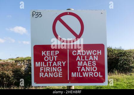 Keep Out Military Firing Range sign in English and Welsh, Penally, Pembrokeshire, Wales, UK Stock Photo