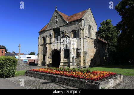 The Gatehouse of the Priory Church of Our Lady and St Cuthbert, Worksop town, Nottinghamshire, England, UK Stock Photo