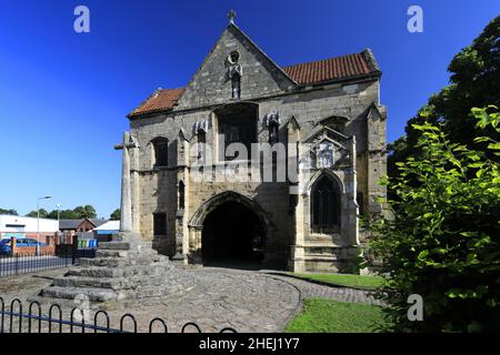 The Gatehouse of the Priory Church of Our Lady and St Cuthbert, Worksop town, Nottinghamshire, England, UK Stock Photo