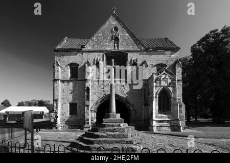 The Gatehouse of the Priory Church of Our Lady and St Cuthbert, Worksop town, Nottinghamshire, England, UK Stock Photo