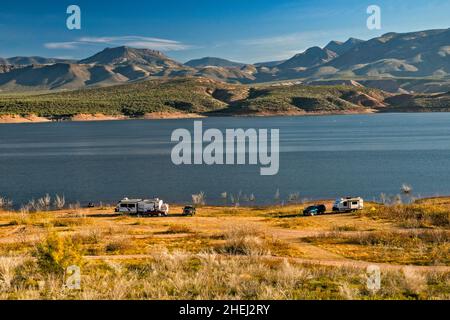 Campers at Bermuda Flat Recreation Site, Theodore Roosevelt Lake, Sierra Ancha in distance, view from State Highway 188, near Roosevelt, Arizona, USA Stock Photo