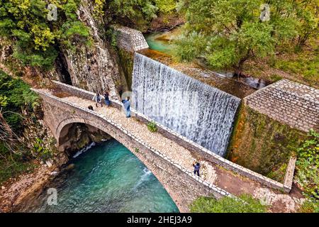 The old stone, arched bridge, between two waterfalls in Palaiokaria, Trikala prefecture, Thessaly, Greece. Stock Photo