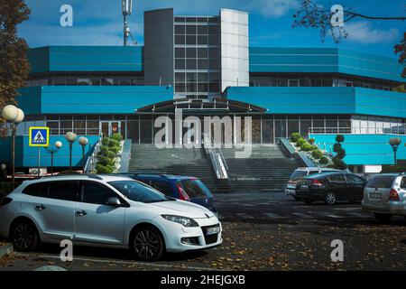 Chisinau, Moldova - October 17, 2021: Cars parked in front of a modern building. City landscape. Stock Photo