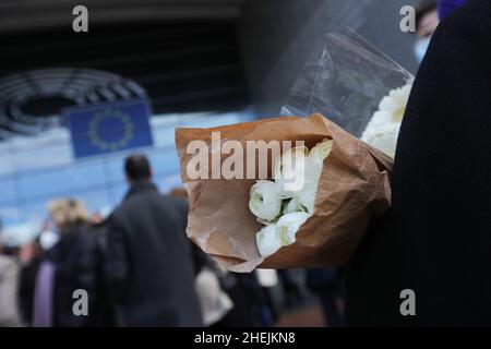 (220111) -- BRUSSELS, Jan. 11, 2022 (Xinhua) -- People observe a moment of silence in memory of late European Parliament President David Sassoli, in front of the European Parliament in Brussels, Belgium, Jan. 11, 2022. European Parliament President David Sassoli died at age 65 at a hospital in Italy early Tuesday, his spokesperson has said.Sassoli, born on May 30, 1956, in Florence, Italy, had been hospitalized for more than two weeks due to a serious complication relating to immune system dysfunction. Sassoli was elected to the European Parliament in 2009. He became president of the European Stock Photo