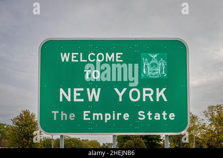 A Welcome to New York state line highway sign marking the border with the Commonwealth of Pennsylvania. Stock Photo