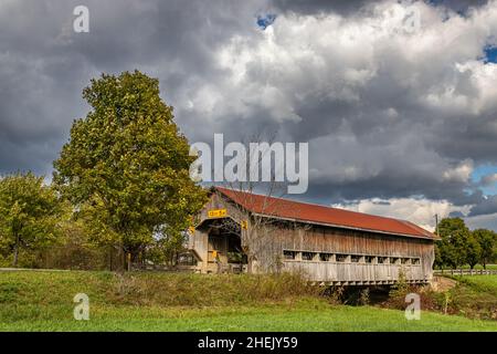 The Caine Road Covered Bridge crosses the Ashtabula River during the Autumn leaf color change in Ashtabula County, Ohio. Stock Photo