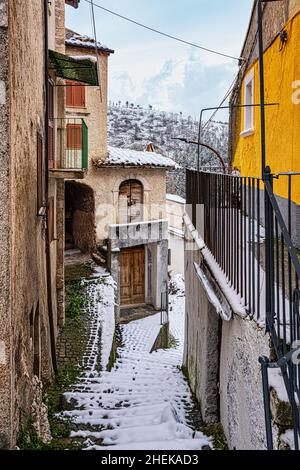 Steps, alleys and snow-covered roofs in the small mountain town of Secinaro. Secinaro, province of L'Aquila, Abruzzo, Italy, europe Stock Photo