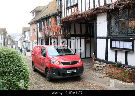 PEUGEOT ROYAL MAIL DELIVERY VAN IN MERMAID STREET IN RYE Stock Photo