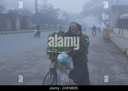 Lahore, Punjab, Pakistan. 11th Jan, 2022. Pakistani citizens, students on their way during a cold and dense foggy morning in Lahore. Pakistani residents and commuters are more worried than surprised due to the sudden layer of dense smog which is causing problems in respiration, visibility and has also hampered smooth flow of traffic, residents of Lahore woke up to a dense blanket of smog on Thursday that reduced visibility for commuters and prompted several complaints of respiratory problems and mental anguish. (Credit Image: © Rana Sajid Hussain/Pacific Press via ZUMA Press Wire) Stock Photo