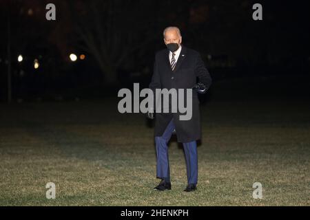 Washington, Vereinigte Staaten. 11th Jan, 2022. United States President Joe Biden returns to the White House in Washington, DC after attending events in Atlanta, GA, January 11, 2022. Credit: Chris Kleponis/Pool via CNP/dpa/Alamy Live News Stock Photo
