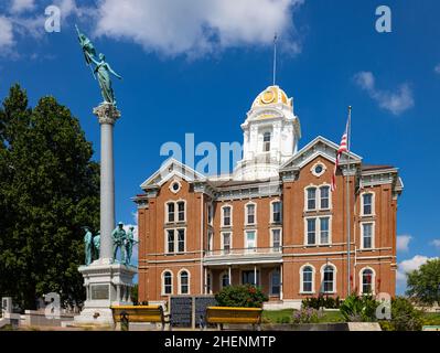 Mount Vernon, Indiana, USA - August 24, 2021: The Posey County Courthouse and it is war Memorial Stock Photo