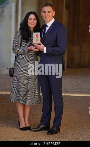 Former rugby league footballer and Motor Neurone Disease fundraiser Kevin Sinfield, with his wife Jayne Sinfield, after he received an OBE during an investiture ceremony at Windsor Castle. Picture date: Wednesday January 12, 2022. Stock Photo