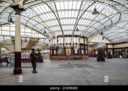 Concourse at Wemyss Bay Station with sculpture of 'Bobby' Wemyss Bay, Inverclyde Scotland Stock Photo