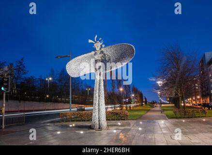 'Rise'  sculpture by Andy Scott at Glasgow Harbour flats. Stock Photo