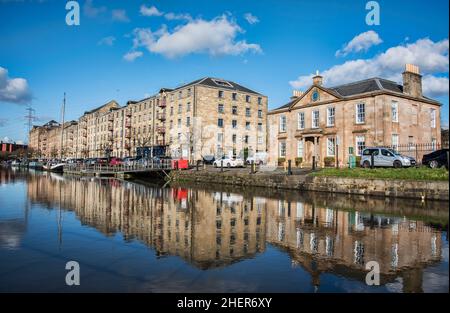 Speirs Wharf and converted residential housing on Forth & Clyde Canal close to Glasgow City Centre. Stock Photo