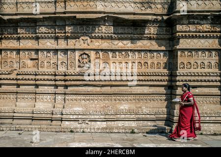 01 08 2018 Intricate carving of God and Goddess on Achaleshwar Temple complex, Jatpura Gate Rd, Bazar Ward, Chandrapur, Maharashtra India. Stock Photo