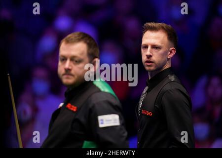 Judd Trump, (right) watches Mark Allen, (left) during their match during day four of the 2022 Cazoo Masters at Alexandra Palace, London. Picture Date: Wednesday January 12, 2022. See PA Story SNOOKER Masters. Photo credit should read: John Walton/PA Wire. RESTRICTIONS: Use subject to restrictions. Editorial use only, no commercial use without prior consent from rights holder. Stock Photo