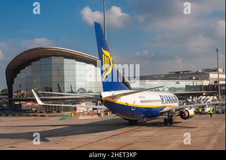 Valencia, Spain 19/12/2021: airport, Rynair aircraft © Andrea Sabbadini Stock Photo