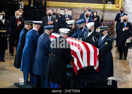 Washington, USA. 12th Jan, 2022. UNITED STATES - JANUARY 12: The casket containing the remains to the late Sen. Harry Reid, D-Nev., is escorted to lie in state in the U.S. Capitol Rotunda on Wednesday, January 12, 2022. (Photo By Tom Williams/Pool/Sipa USA) Credit: Sipa USA/Alamy Live News Stock Photo