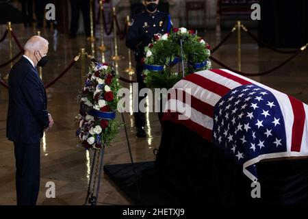 Washington, Vereinigte Staaten. 12th Jan, 2022. U.S. President Joe Biden pays respect to Senate Majority Leader Harry Reid, D-NV, as he lies in state in the Rotunda, at the Capitol in Washington, Wednesday, January 12, 2022. Credit: Graeme Jennings/Pool via CNP/dpa/Alamy Live News Stock Photo