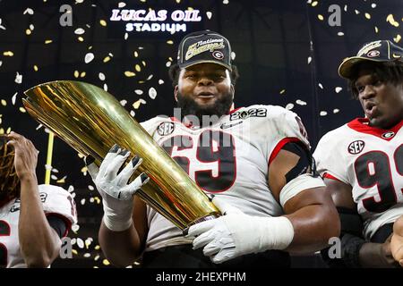 Indianapolis, IN, USA. 10th Jan, 2022. Georgia Bulldogs offensive lineman Jamaree Salyer (69) at the NCAA College Football Playoff National Championship game between the Georgia Bulldogs and the Alabama Crimson Tide at Lucas Oil Stadium in Indianapolis, IN. Darren Lee/CSM/Alamy Live News Stock Photo
