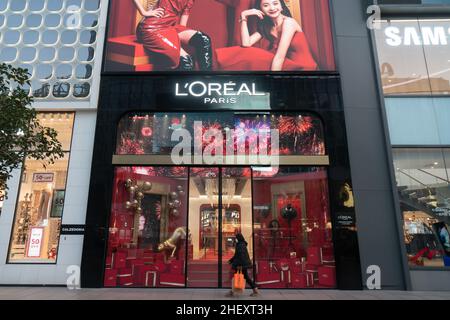 SHANGHAI, CHINA - JANUARY 12, 2022 - L 'Oreal Paris flagship store in Shanghai, China, January 12, 2022. Stock Photo